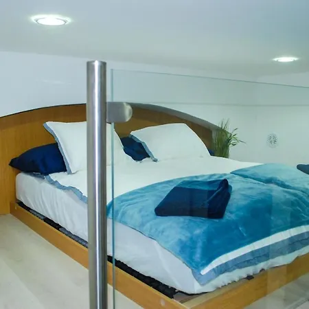 Stylish Quiet W Cheap Parking Closeby Apartman *